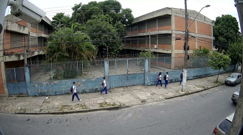 Câmera ilustrativa: Frente de escola