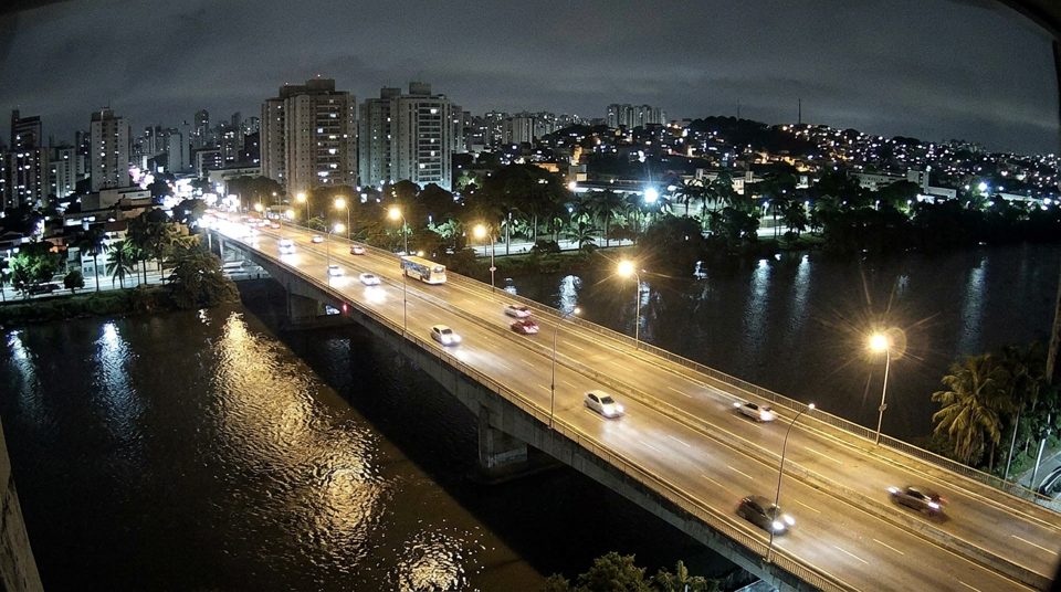 Câmera ilustrativa: Ponte à noite