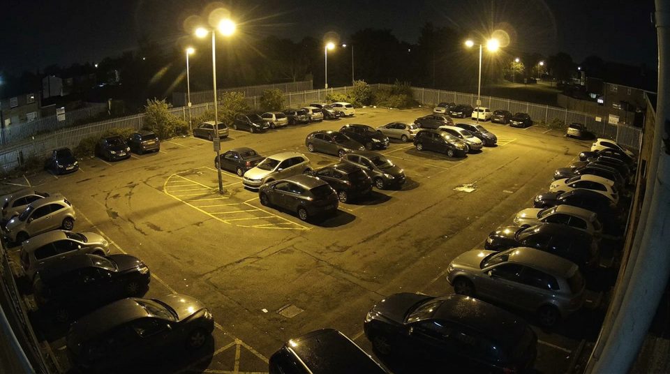 Câmera ilustrativa: Estacionamento à noite